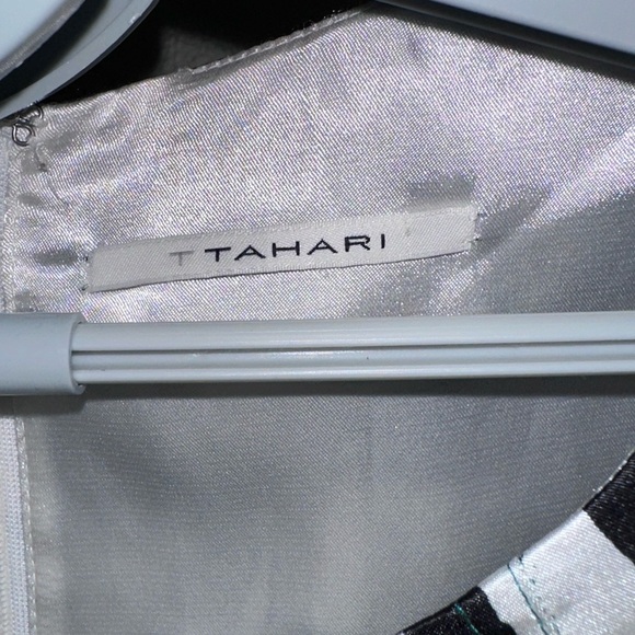 Tahari Black and White Abstract Tank Top - Picture 2 of 5